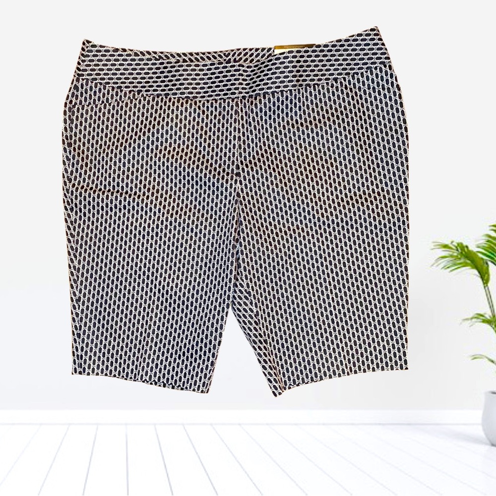 Women’s‎ Worthington Modern Fit Black White Geometric Bermuda Shorts Size 18